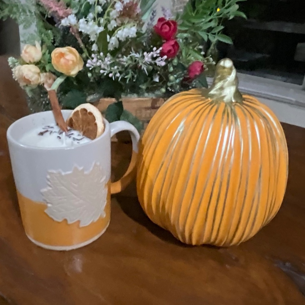 Holiday Decor Ceramic Pumpkin & Mug Cinnamon Soy Candle. NWT